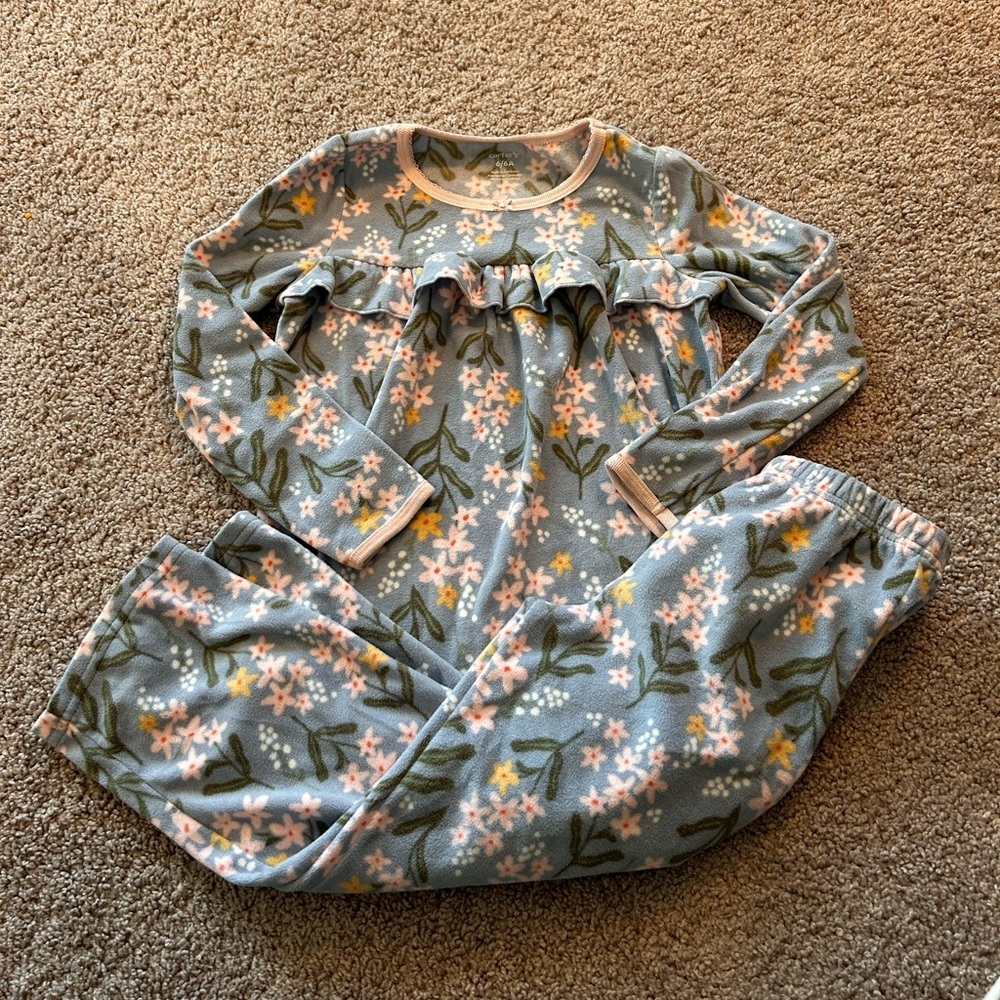 Carter’s Girls Blue & Pink PJ Set with Flowers

Size 6/6A